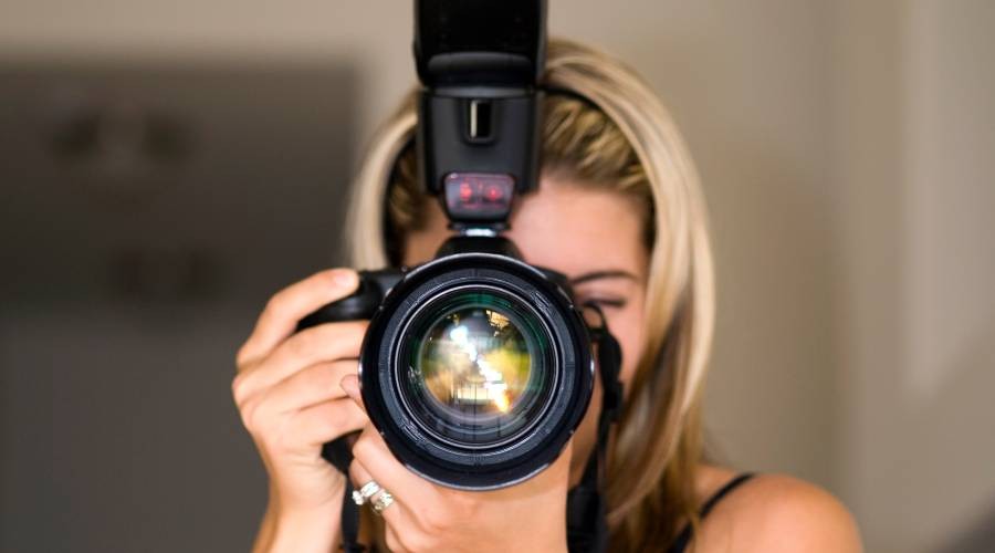 Fotograaf met grote cameralens Zwarte camera in de hand